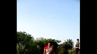 desi village bhabhi saree hoist pussy show in public